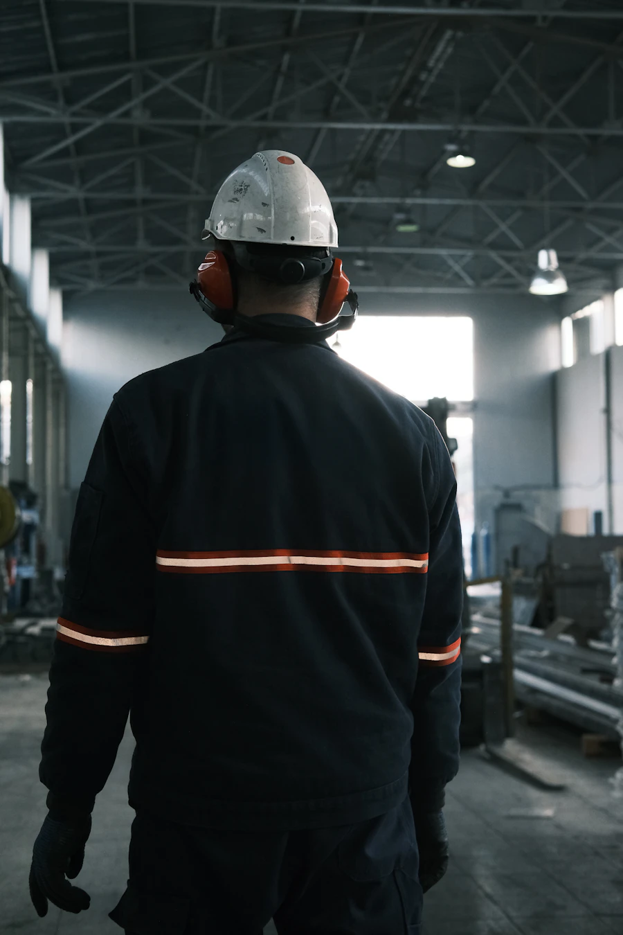 Técnico con casco supervisando una planta industrial